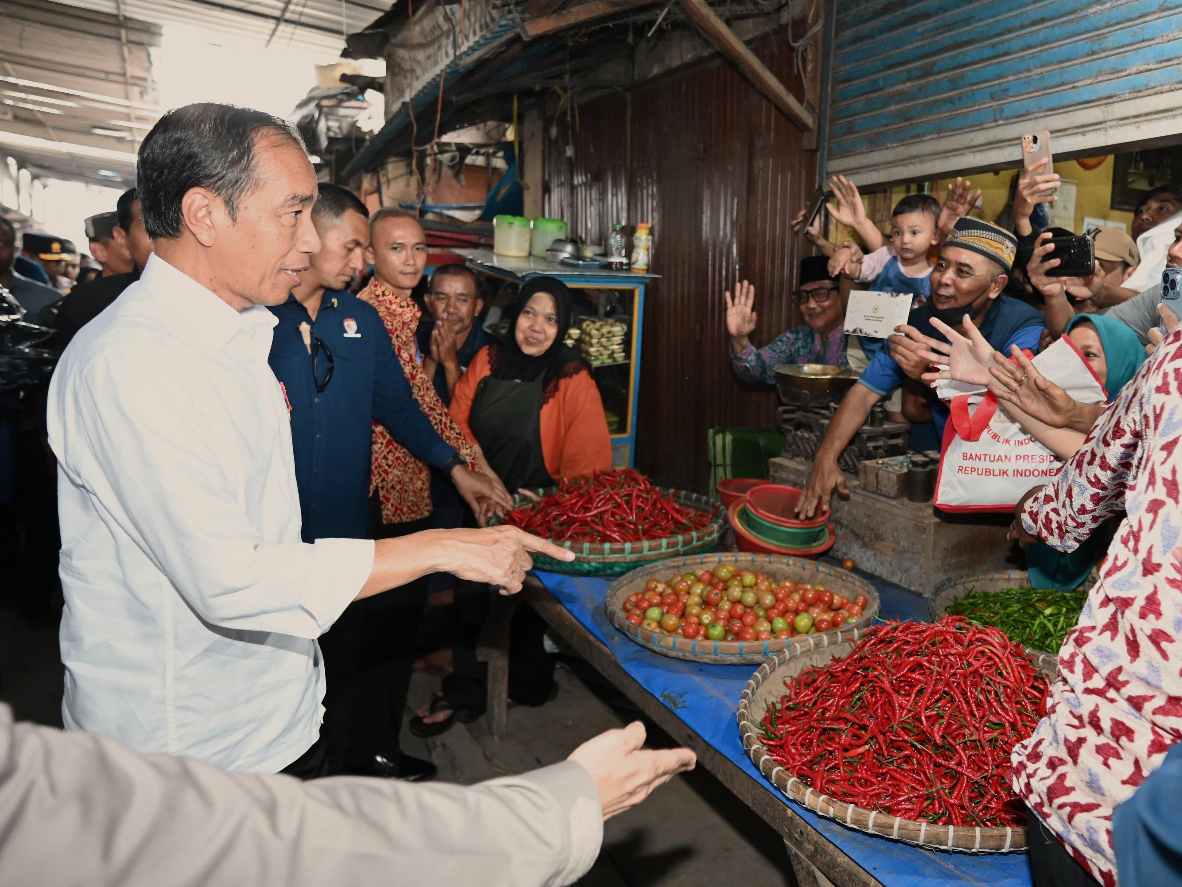 Tinjau Pasar Baru Karawang, Jokowi Sebut Harga Cabai dan Beras Sudah Turun