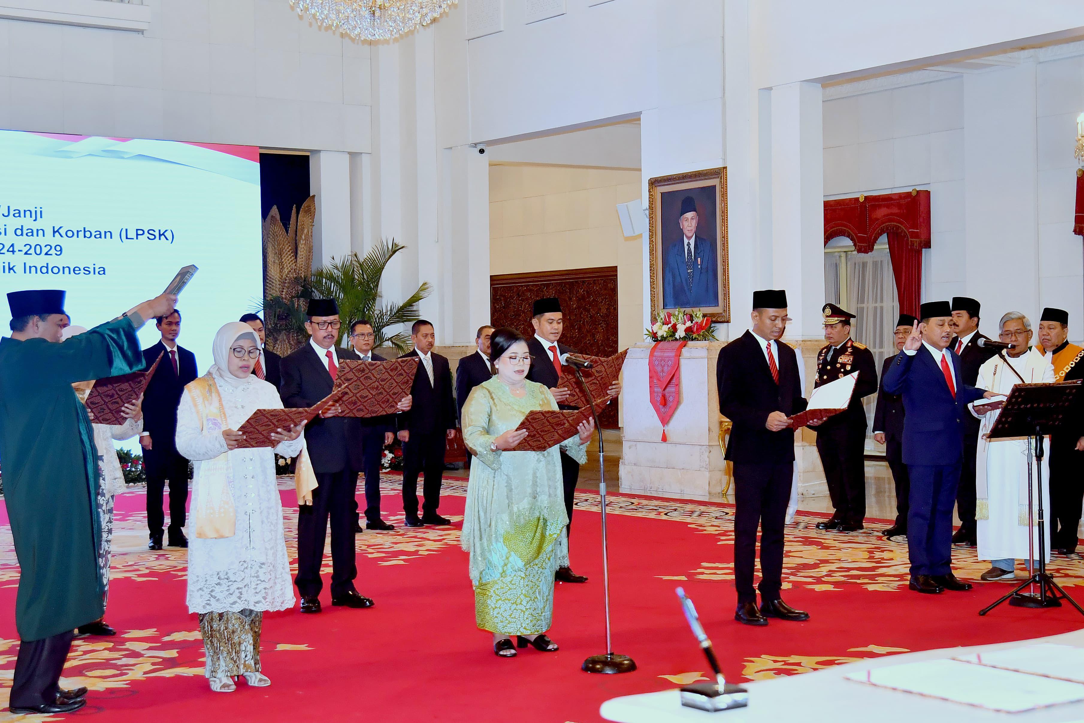 Jokowi Saksikan Pengucapan Sumpah Jabatan 7 Anggota LPSK 