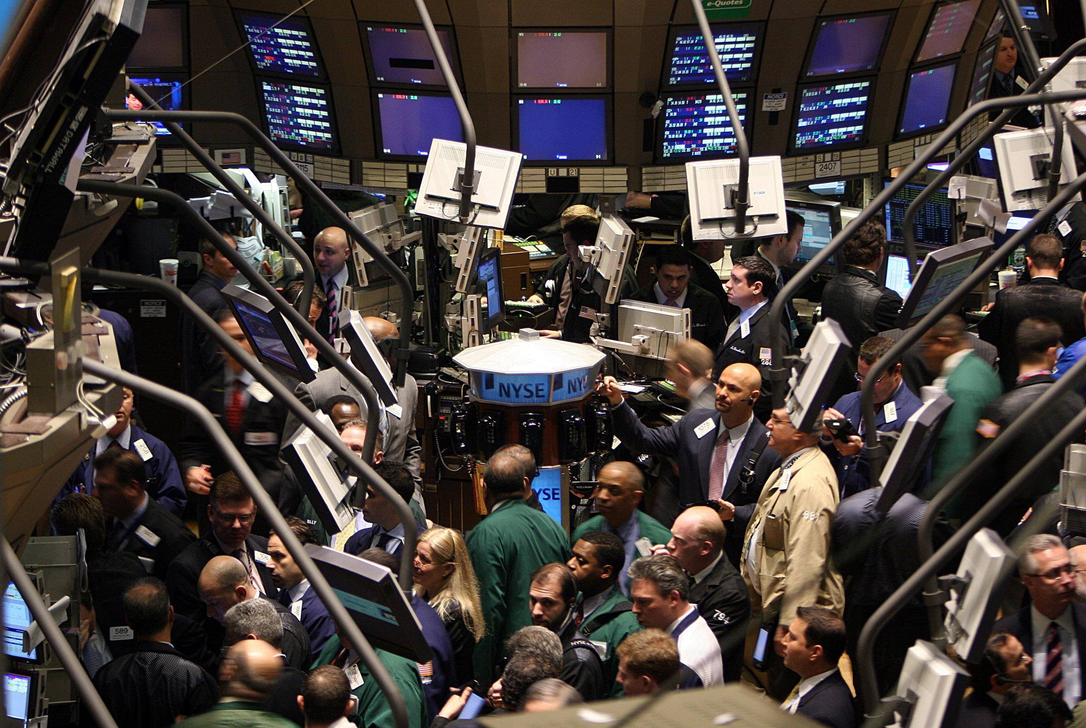 Wall Street Ambruk Terimbas Data Inflasi, Dow Jones Anjlok Lebih dari 500 poin