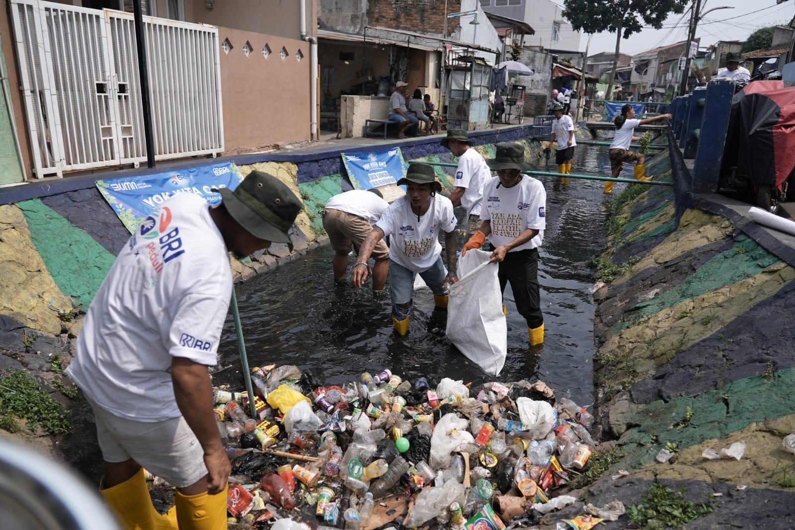 Sepanjang 2023, BRI Peduli Bersihkan 100 Sungai di Indonesia