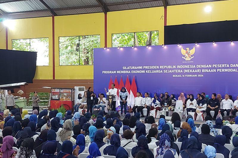 Momen Jokowi Tanya Nasabah Mekaar di Bekasi: Seblak, Apa Itu?