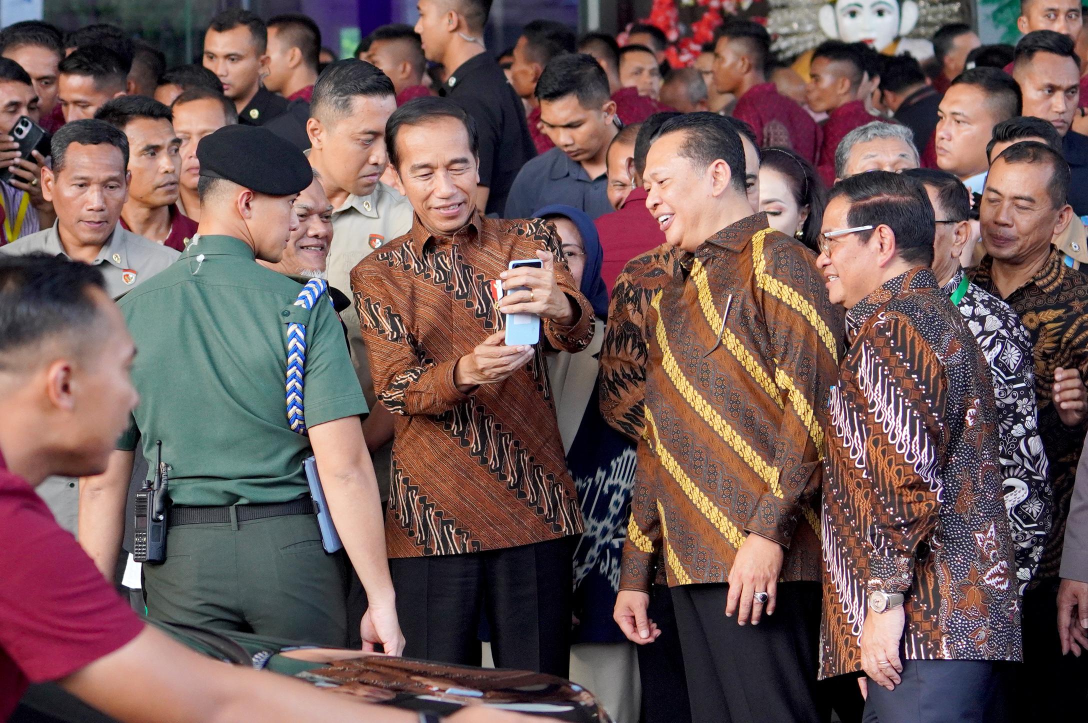 Ganjar Dorong Hak Angket, Jokowi: Hak Demokrasi